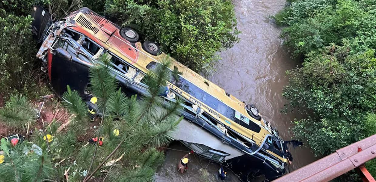 Imagen de portada para Tragedia en Ruta 14: al menos ocho muertos al caer un colectivo al arroyo Yazá en Campo Viera