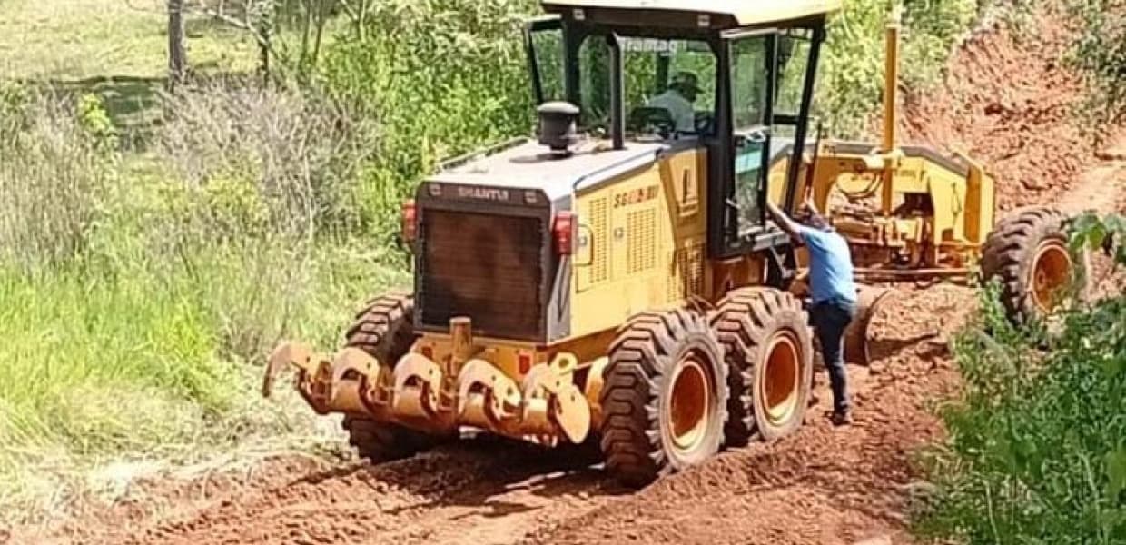 Imagen de portada para Avanzan las obras viales en Fracrán: Mantenimiento de caminos rurales en Picada Los Pinos