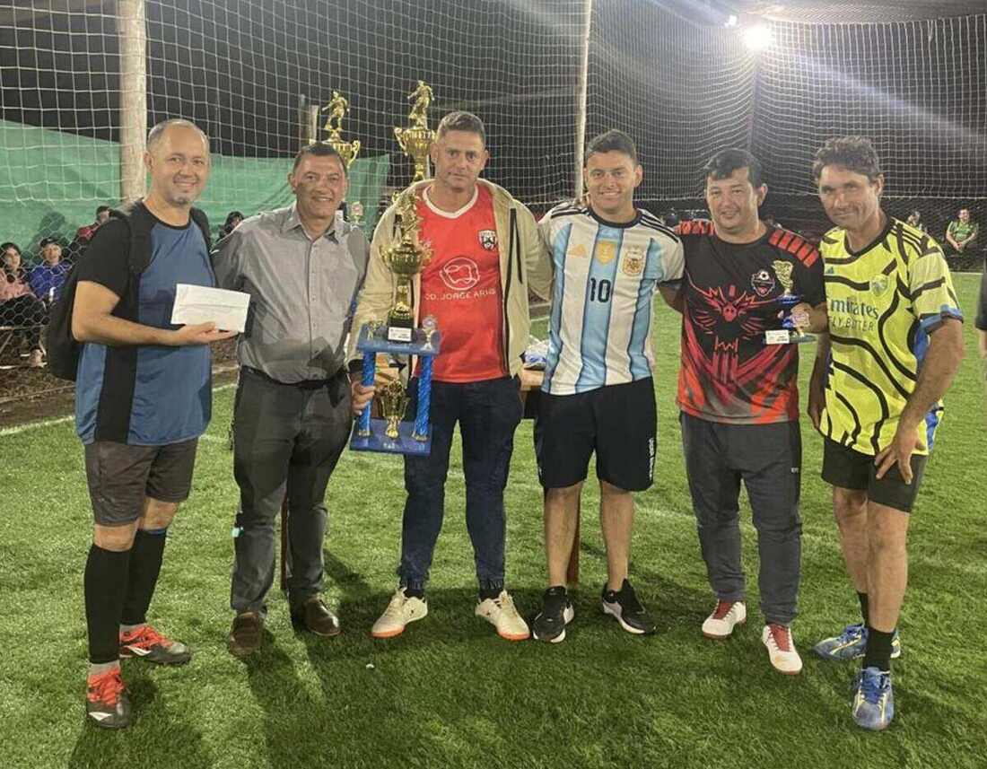 Jugadores de Club La Liga con la medalla de tercer puesto del torneo Veterano+40.