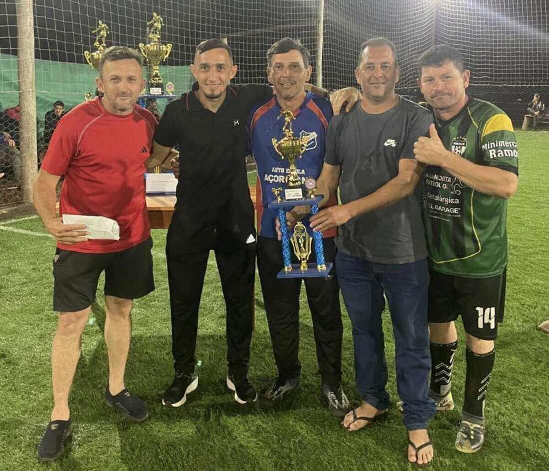 Equipo Paraíso recibiendo el reconocimiento por el cuarto puesto del Veterano+40.