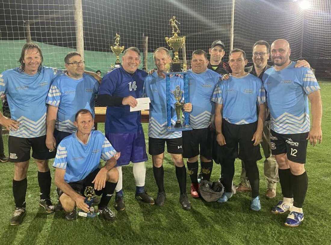 Equipo Real San Alfonso recibiendo la medalla de segundo puesto del Veterano+40.