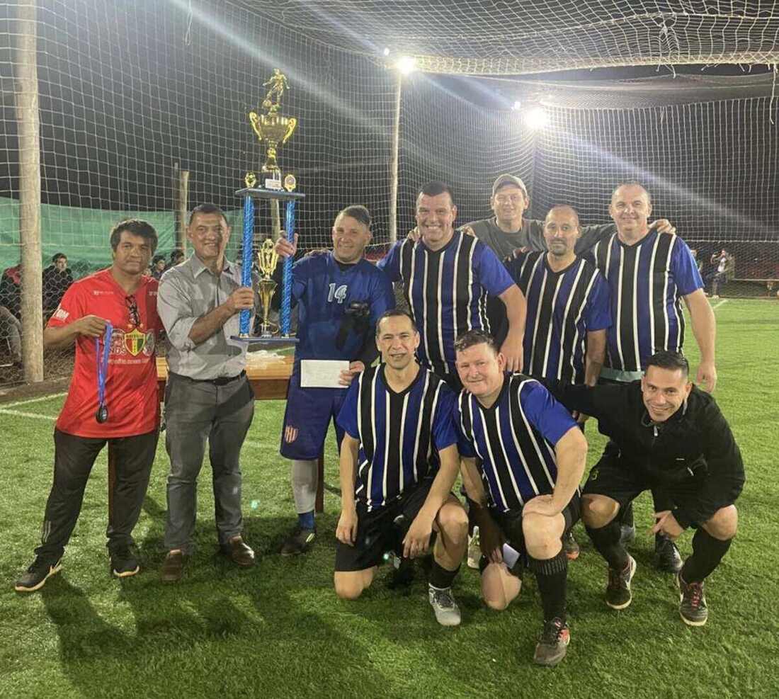 Equipo San Vicente posando con el trofeo de primer puesto del torneo Veterano+40.