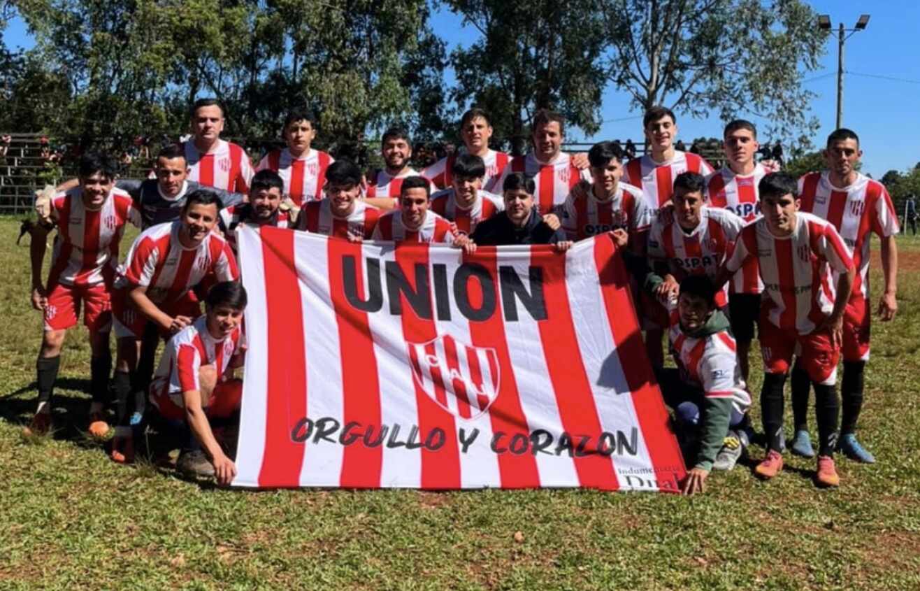 Unión posa con sus colores después de consagrarse campeón de la Liga de Fútbol 9.
