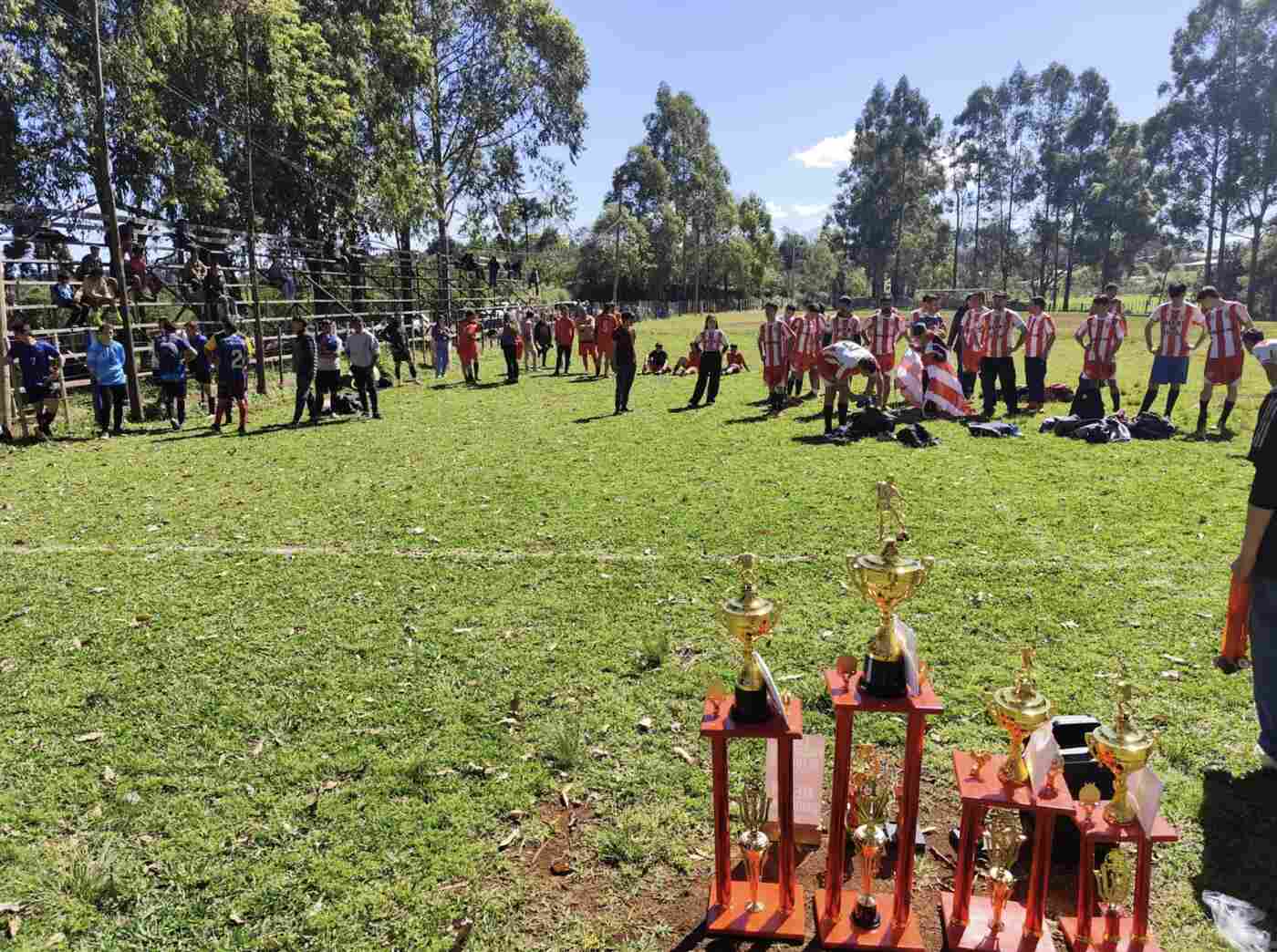 Jugadores, público y trofeos durante la definición de la Liga de Fútbol 9 de Fracrán.